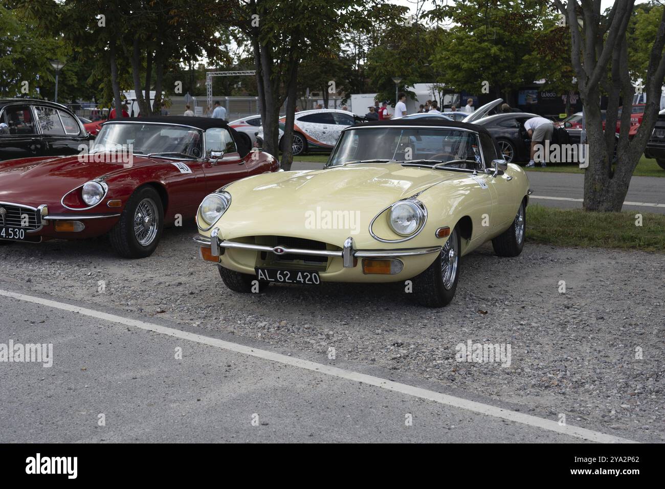 Copenaghen, Danimarca, 2 agosto 2024: Una Jaguar e-TYPE gialla d'epoca al Gran Premio storico di Copenaghen, Europa Foto Stock