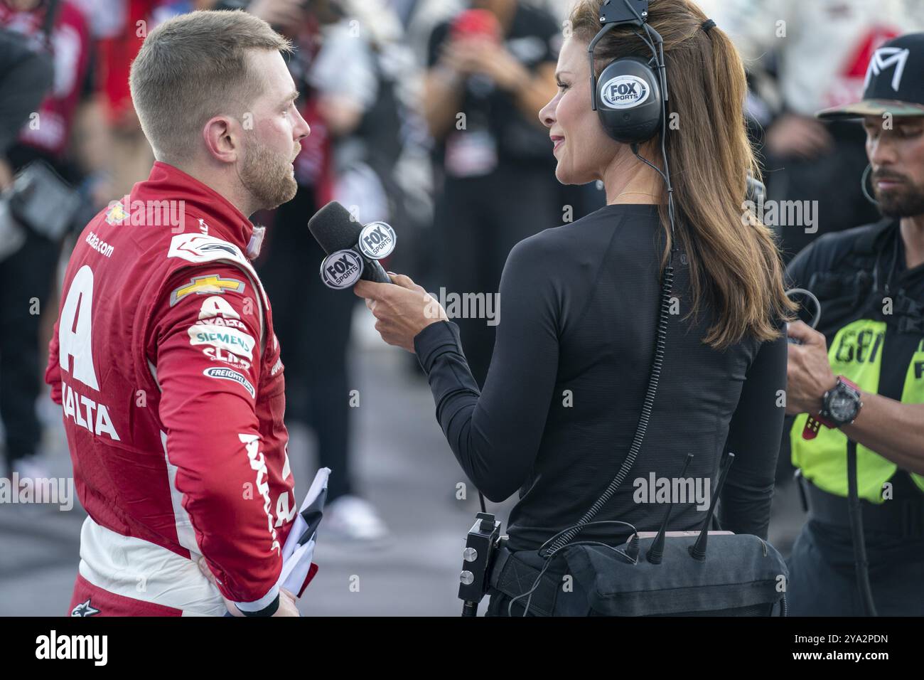 William Byron celebra la sua vittoria per il Cook Out 400 a Martinsville, Virginia, USA, Nord America Foto Stock