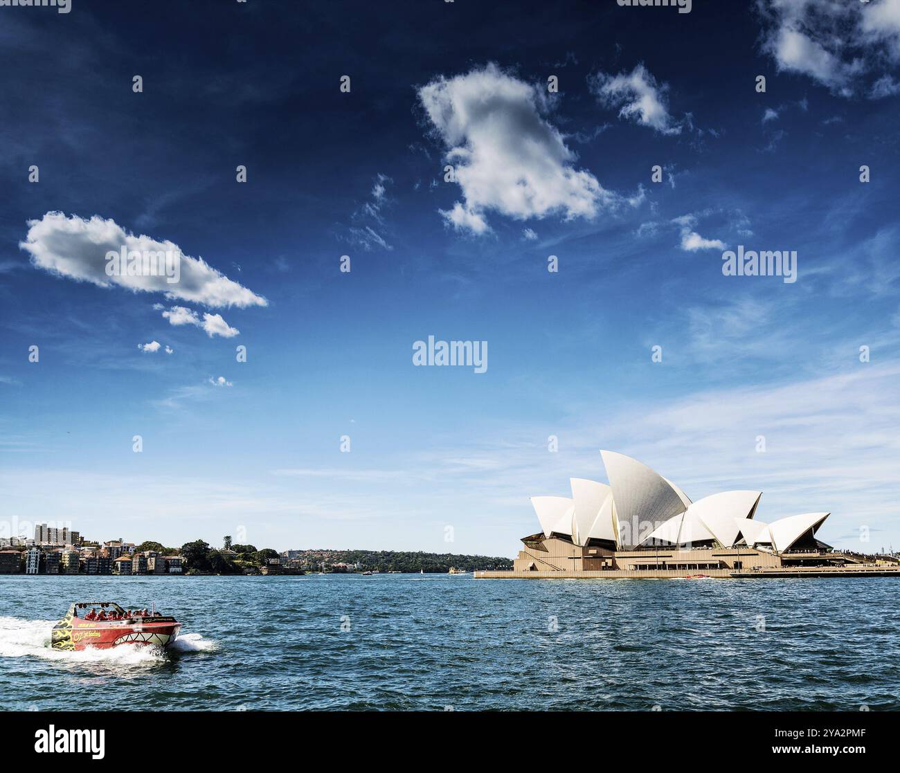 Vista del famoso teatro dell'opera di sydney con motoscafo in australia nelle giornate di sole Foto Stock