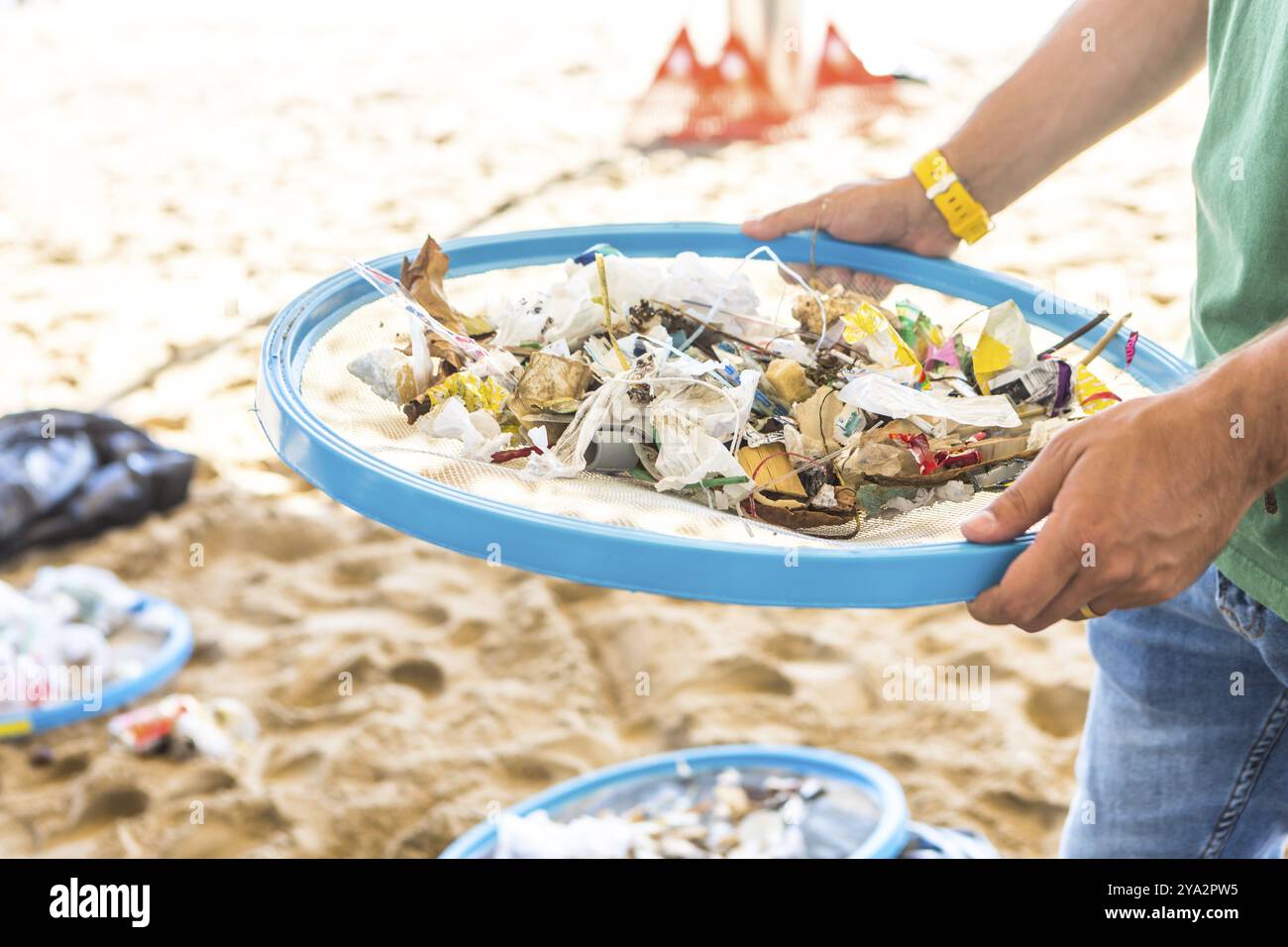 Pulizia della spiaggia. Pulire le spiagge sporche per azione dell'uomo. Sostenibilità del pianeta e conservazione della natura Foto Stock