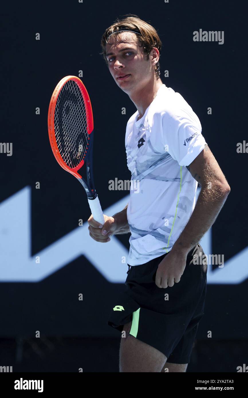 MELBOURNE, AUSTRALIA, 12 GENNAIO: L'italiano Flavio Cobolli si reca per battere Santiago fa Rodriguez Taverna argentina in atmosfera di qualificazione ah Foto Stock