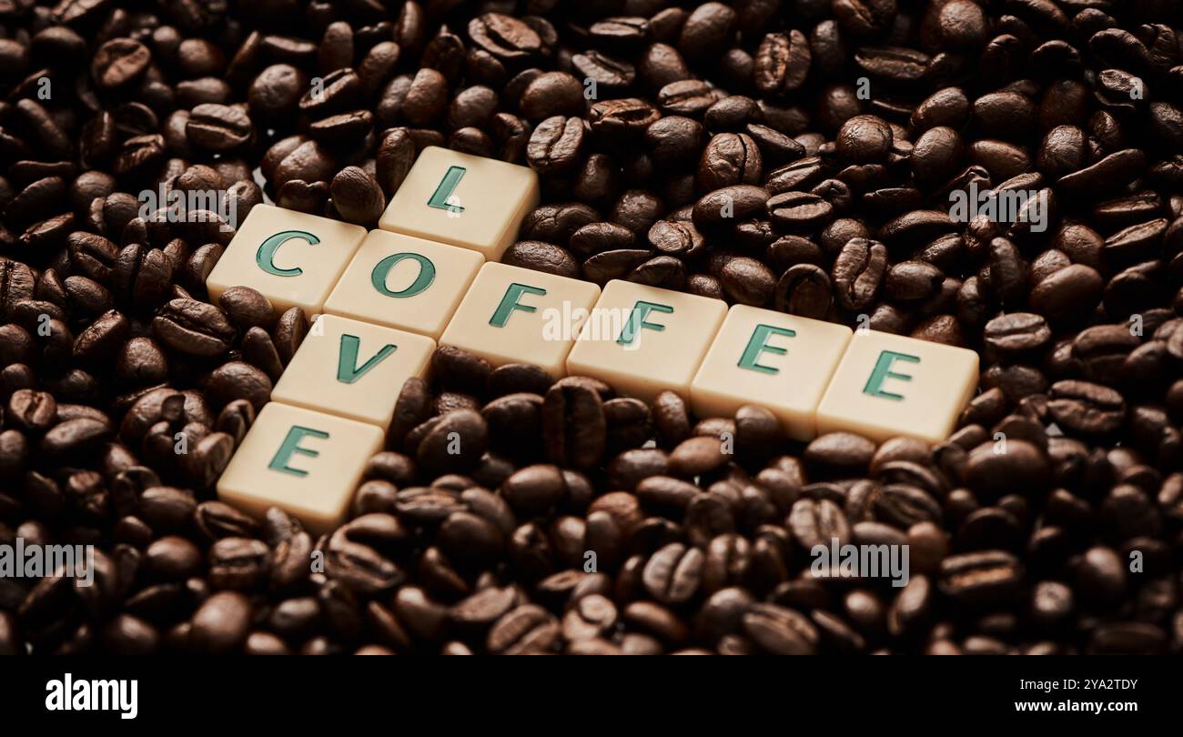 Chicchi, blocchi e lettere con caffè, parole e amore per l'industria della caffeina biologica, della torrefazione e della caffeina biologica. Piastrelle, consistenza e ortografia per l'espresso Foto Stock