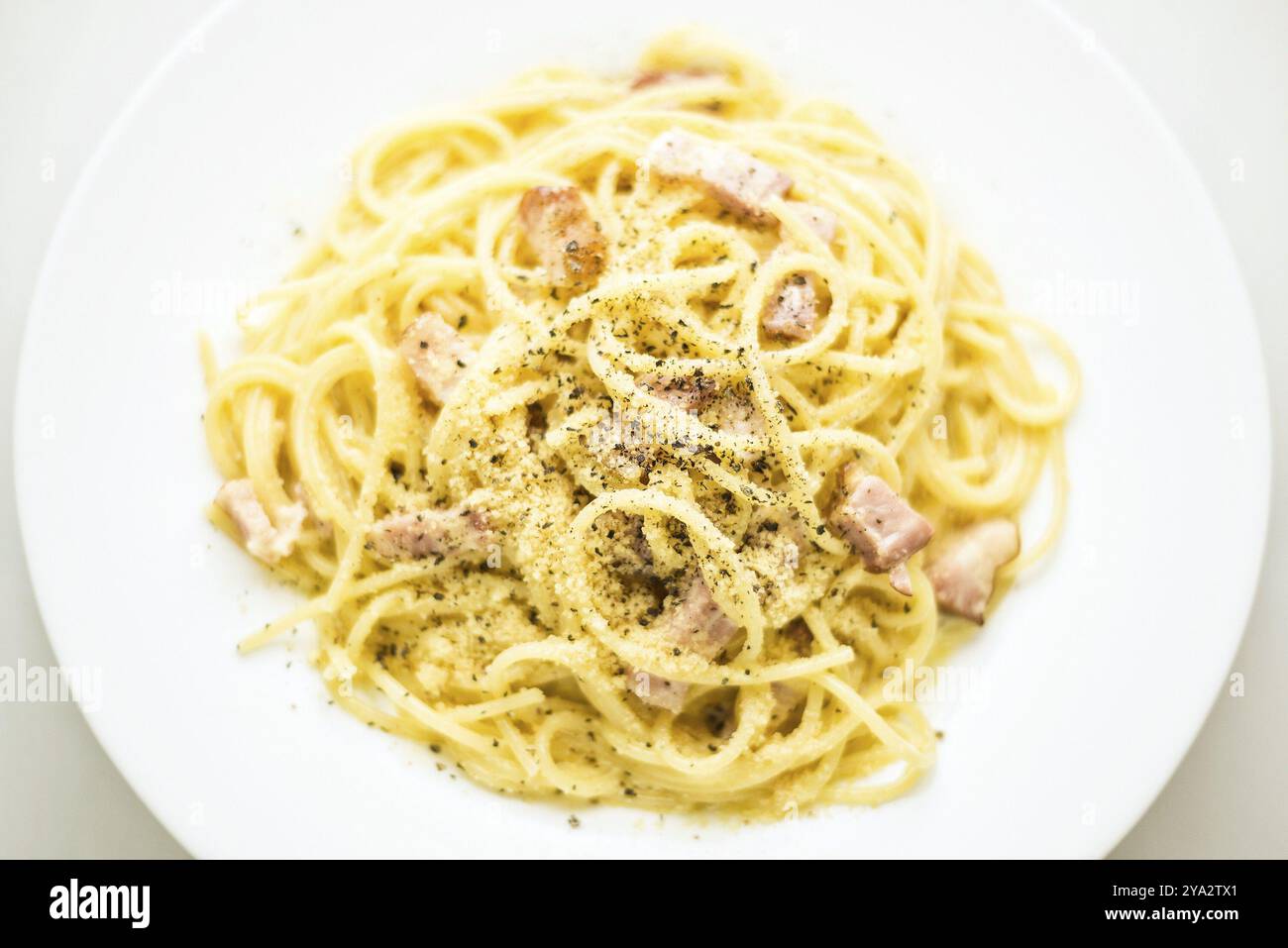 Vista dall'alto dei classici spaghetti alla carbonara italiana Foto Stock