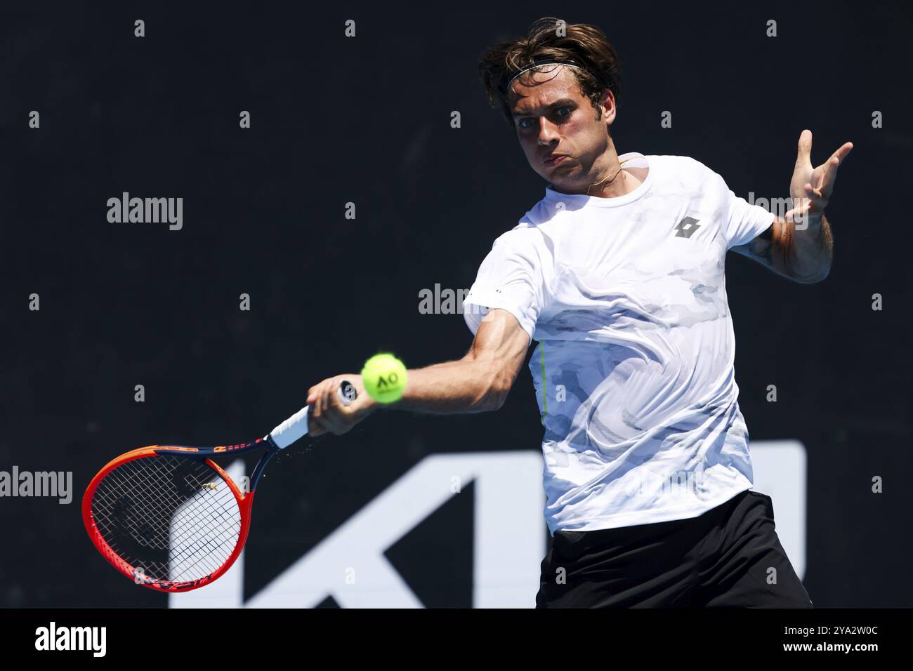 MELBOURNE, AUSTRALIA, 12 GENNAIO: L'italiano Flavio Cobolli si reca per battere Santiago fa Rodriguez Taverna argentina in atmosfera di qualificazione ah Foto Stock