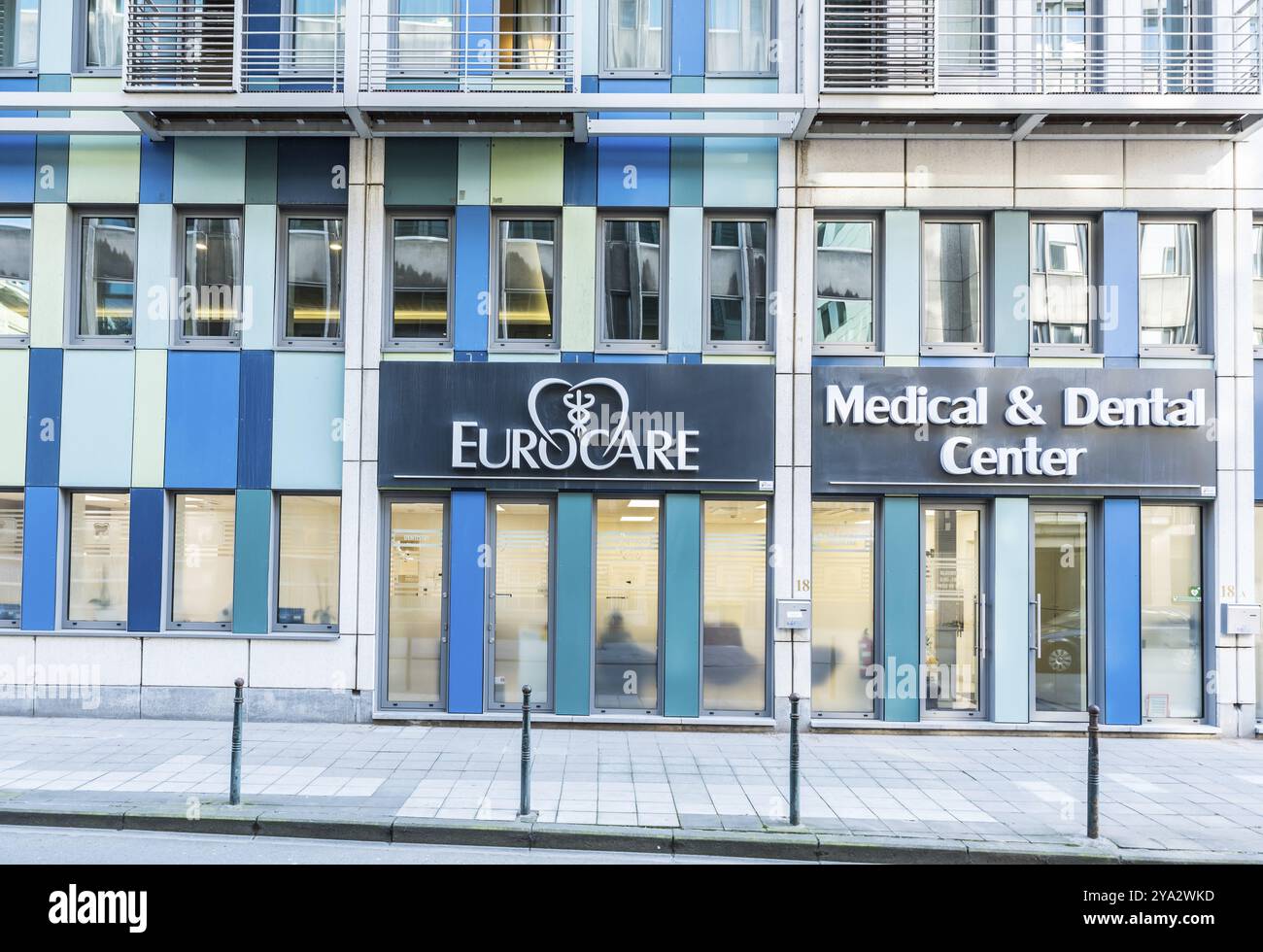 Città di Bruxelles, Belgio, 02 15 2019: Facciata dell'ufficio Eurocare con forme rettangolari blu e vetro, Europa Foto Stock
