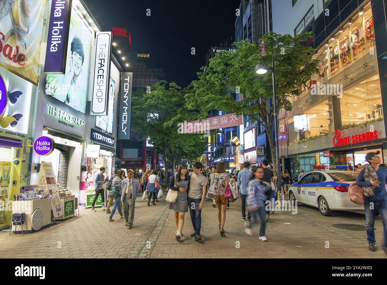 Via dello shopping di Myeongdong nel centro di seoul, corea del Sud di notte Foto Stock