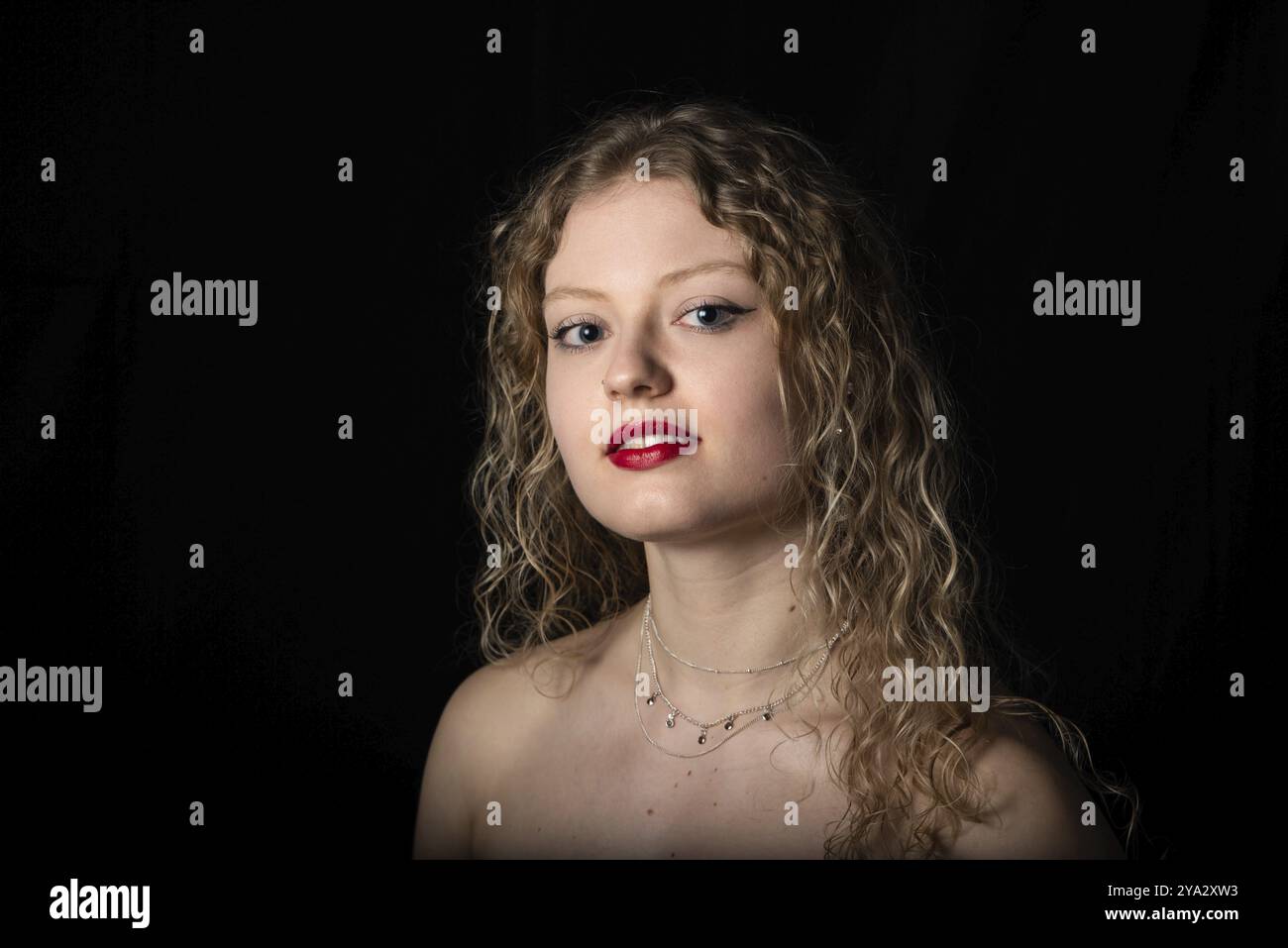 Studio Ritratto di una donna bionda bianca di 21 anni con capelli ricci, spalle nude, Bruxelles Foto Stock