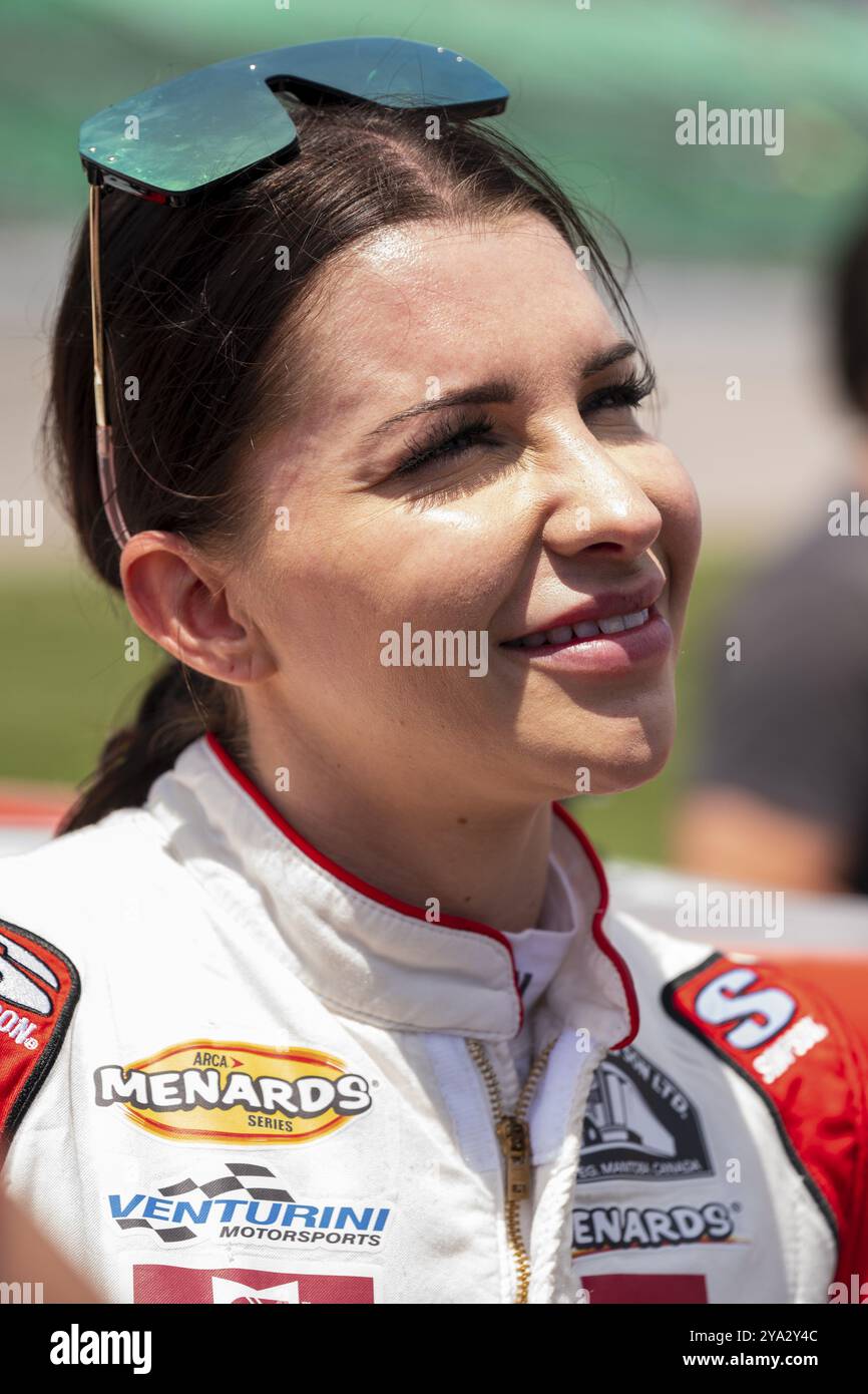 Il pilota della NASCAR Craftsman Truck Series, Amber Balcaen, si prepara a gareggiare per l'Dawn 150 a Kansas City, KC, USA, Nord America Foto Stock