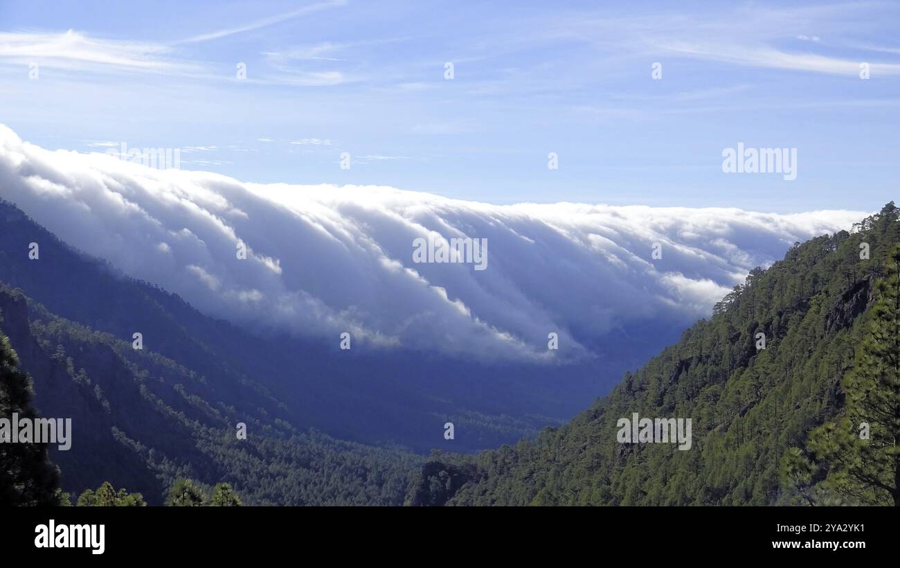 Scambia le nuvole di vento sul Cumbre Nueva a la Palma Foto Stock