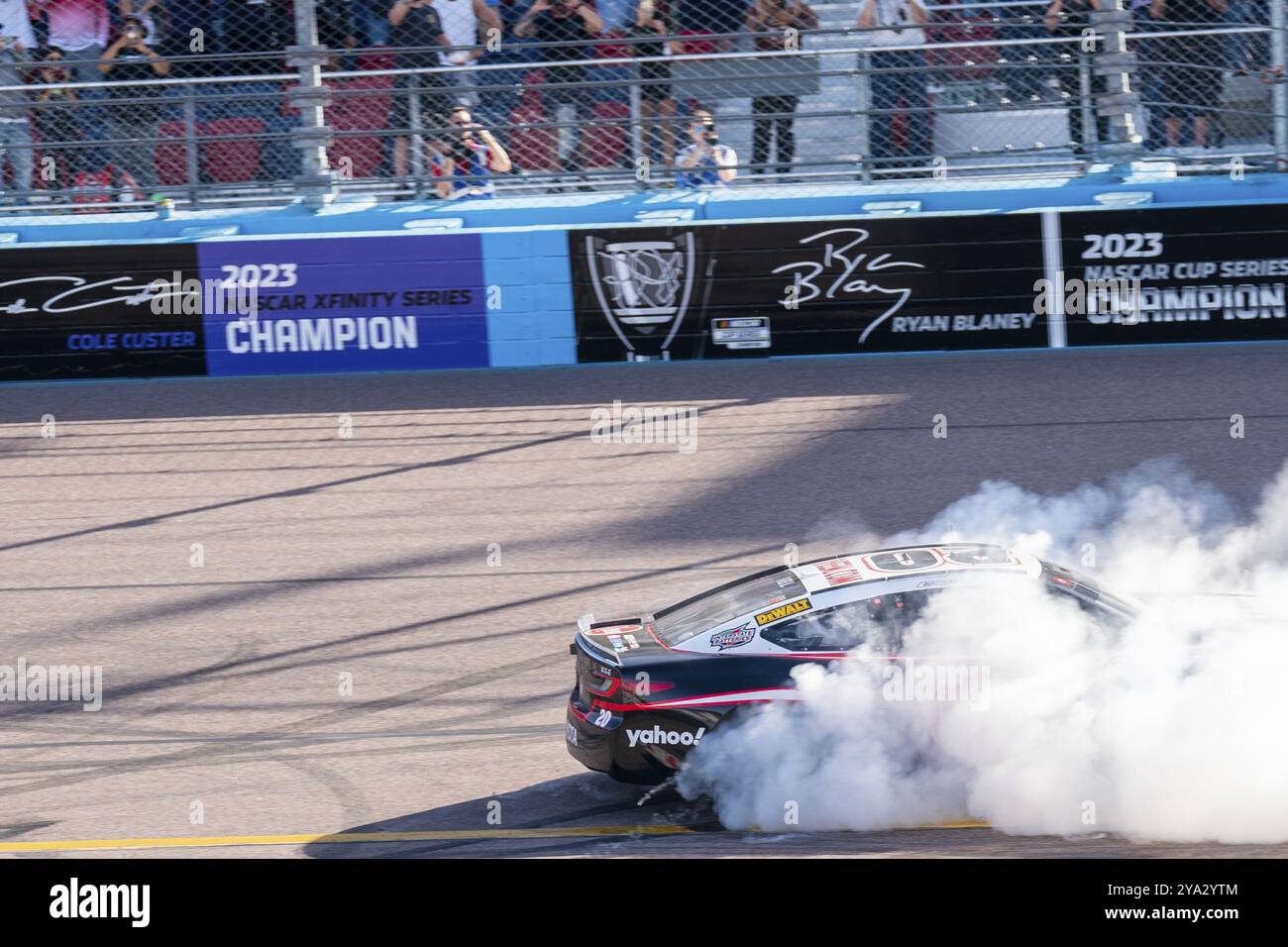 Christopher Bell celebra la sua vittoria per The Shriners Children's 500 ad Avondale, Arizona, USA, Nord America Foto Stock