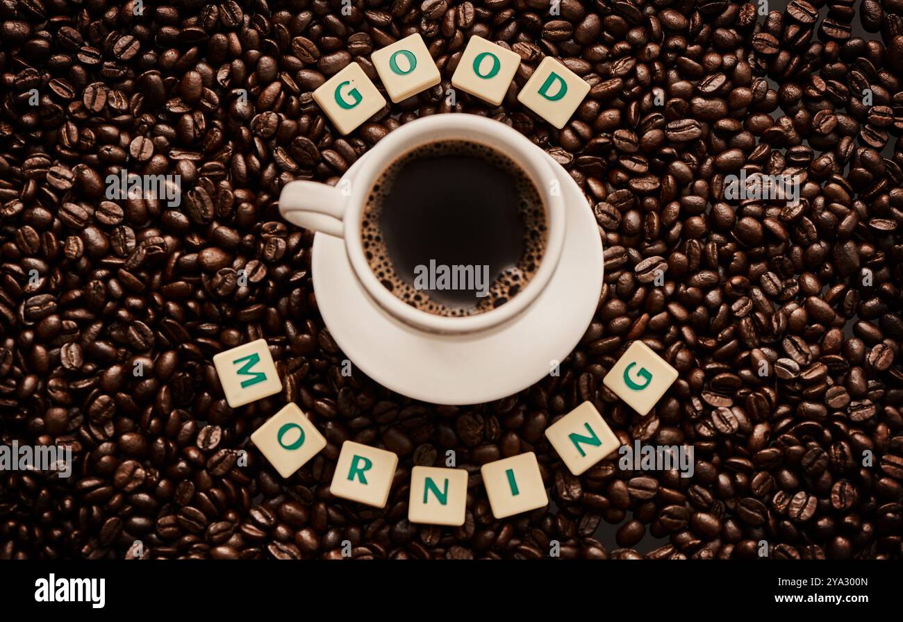 Chicchi, prodotti biologici e lettere con caffè, tazze e parole per l'industria della caffeina biologica e della torrefazione. Piastrelle, consistenza e ortografia per l'espresso Foto Stock