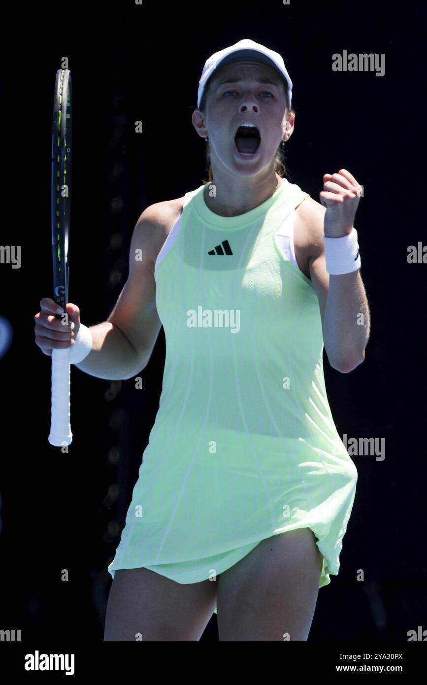 MELBOURNE, AUSTRALIA, 12 GENNAIO 2024: Katie Volynets degli Stati Uniti sulla strada per battere Julia Riera dell'Argentina nelle qualificazioni finali davanti al 2024 Foto Stock