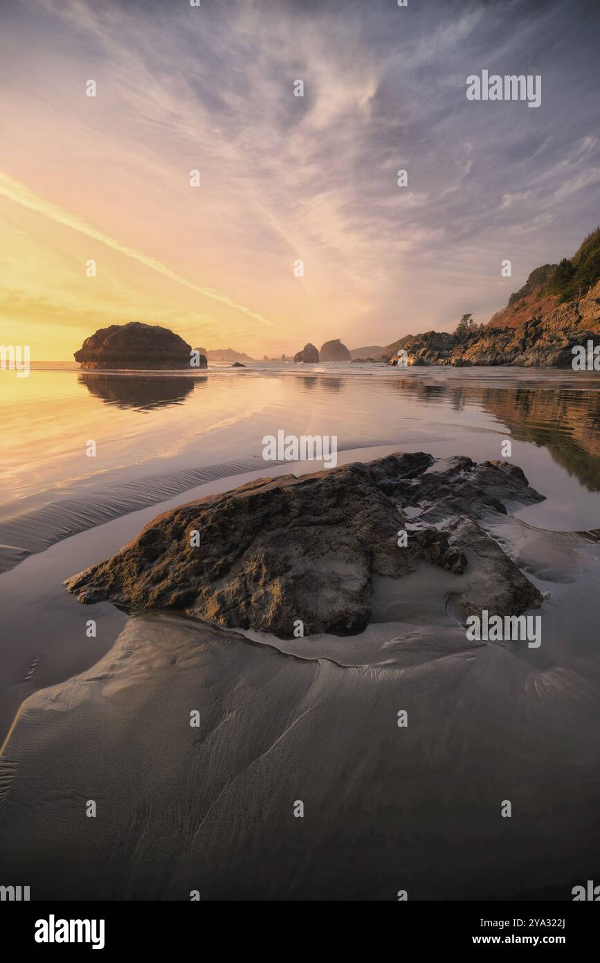 Un suggestivo tramonto sulla spiaggia della California settentrionale. STATI UNITI Foto Stock