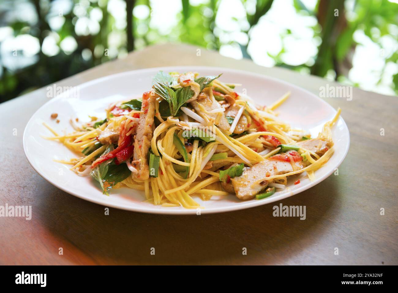 Insalata verde di mango e tofu in thailandia Foto Stock