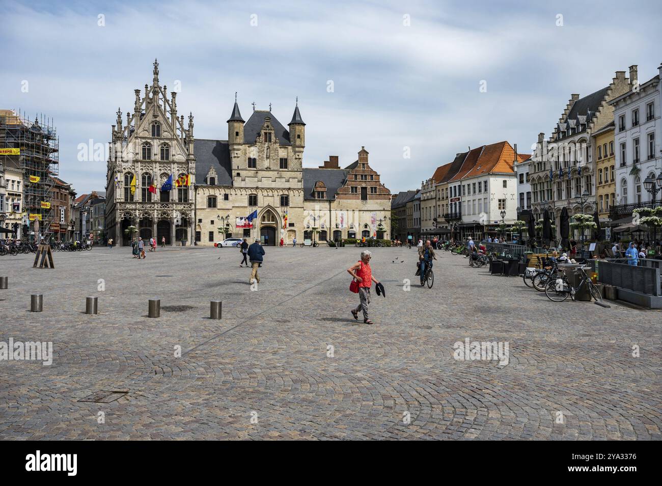 Mechelen, Provincia di Anversa, Belgio, 06 04 2022, adolescenti locali e turisti che camminano nella piazza del mercato Vecchio, Europa Foto Stock