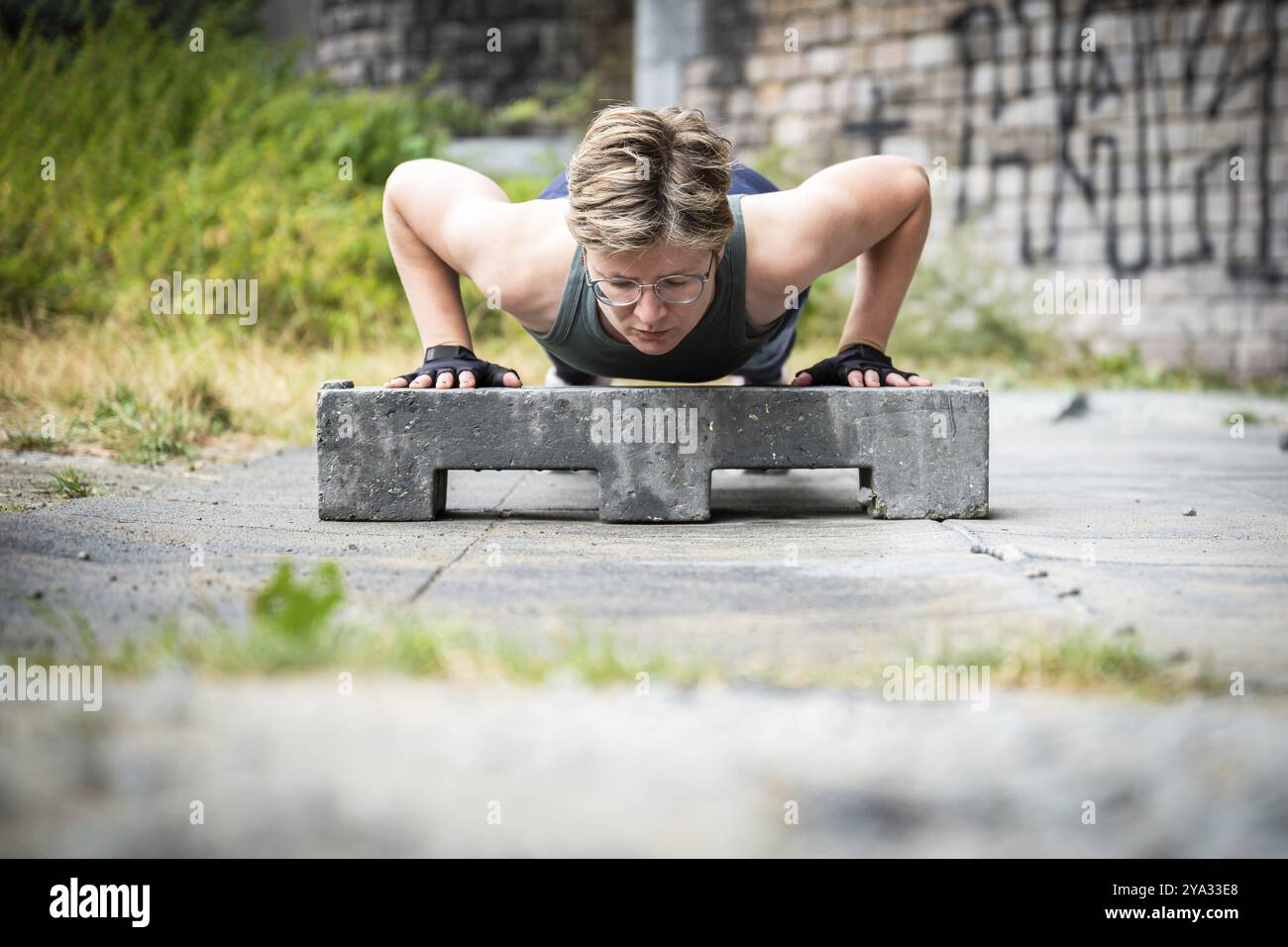 Donna bianca attiva di 36 anni che planeggia sotto un ponte all'aperto, Bruxelles, Belgio, Europa Foto Stock