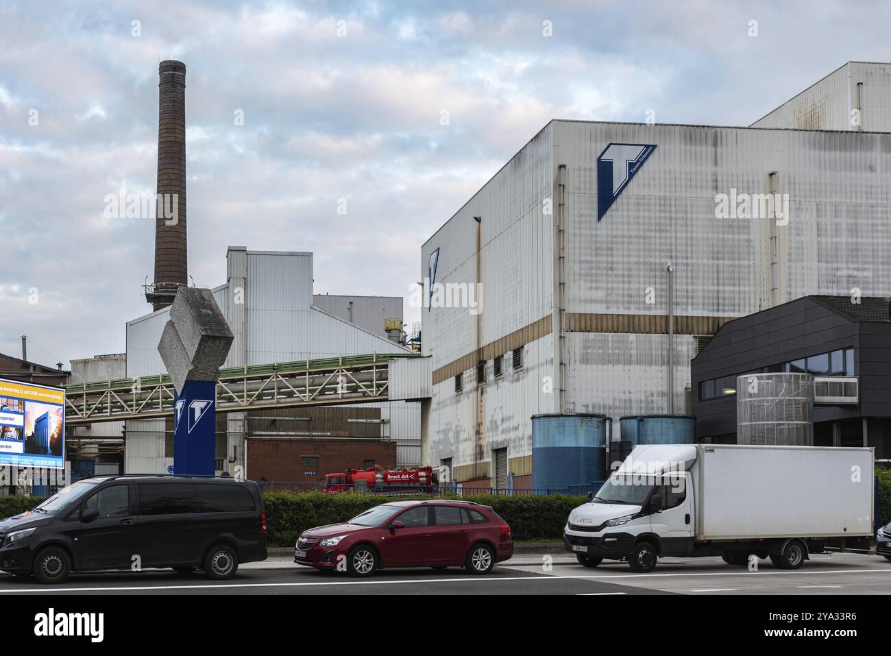 Tienen, Brabante fiammingo, Belgio, 04 30 2022, impianto di lavorazione dello zucchero e traffico, Europa Foto Stock