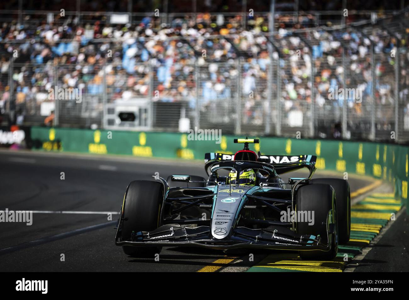 MELBOURNE, AUSTRALIA, 22 MARZO: Lewis Hamilton, Gran Bretagna, guida la Mercedes AMG Petronas F1 Team W15 durante le prime prove nell'Austral 2024 Foto Stock