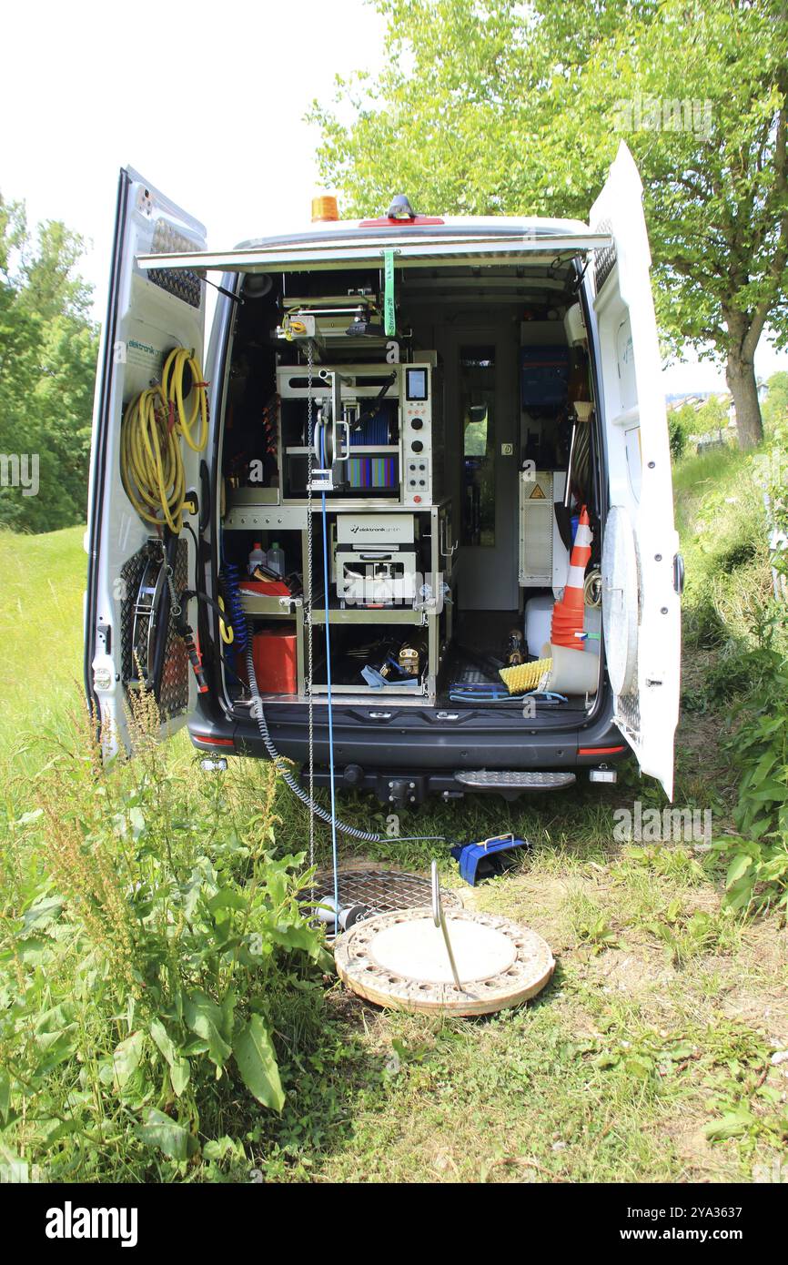 Ispezione di una fogna con una telecamera Foto Stock