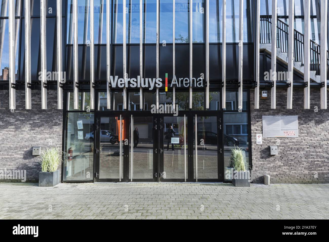 Ostenda, Fiandre occidentali, Belgio 10 26 2019 Vista della facciata e dell'ingresso della Sversluys Arena, lo stadio di calcio del KV Oostende Foto Stock