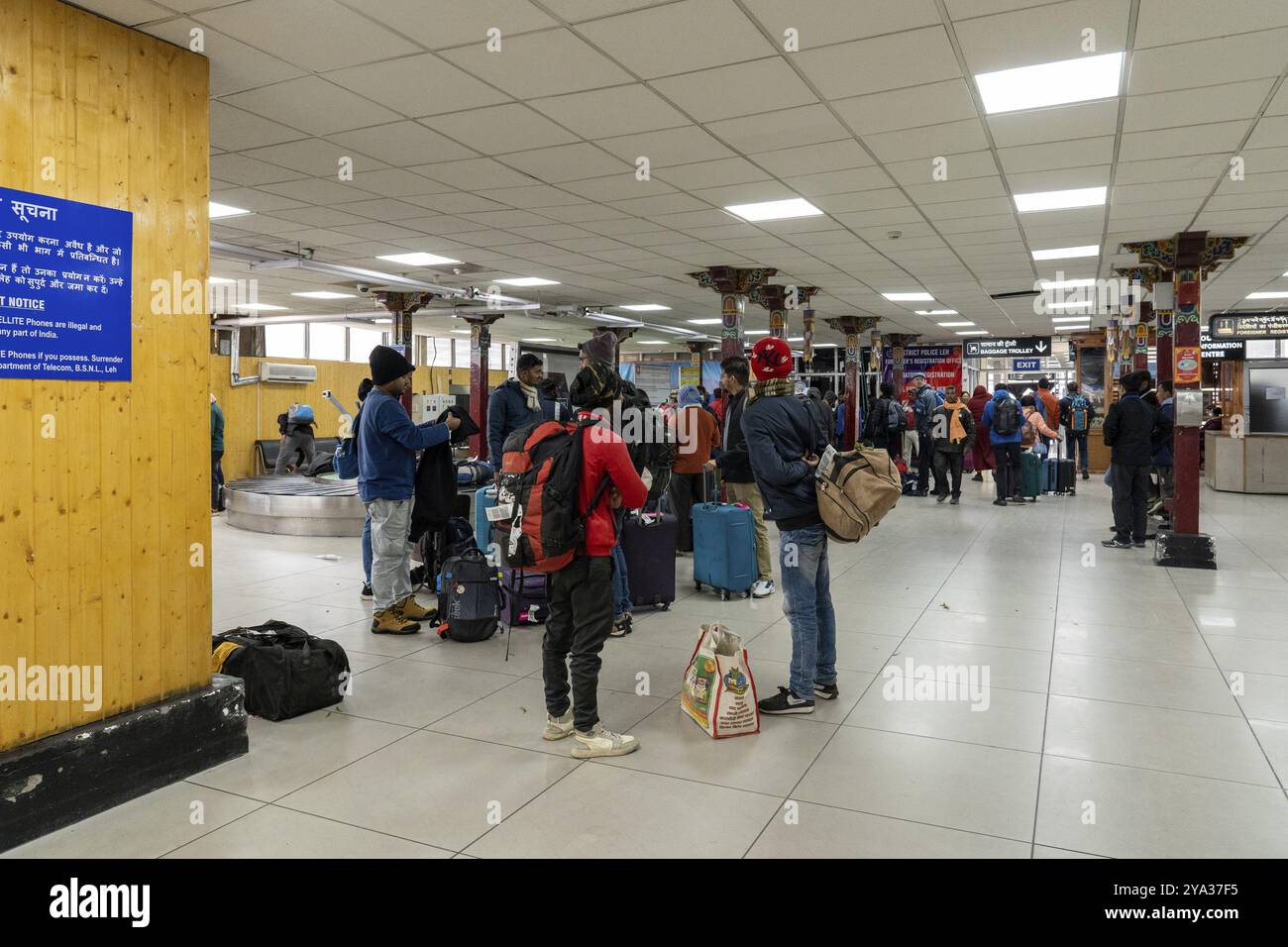 Leh, India, 31 marzo 2023: Persone in attesa presso i nastri trasportatori di ritiro bagagli nell'area di arrivo dell'aeroporto Kushok Bakula Rimpochee, Asia Foto Stock