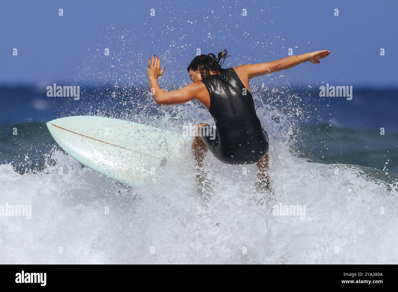 BELLS BEACH, AUSTRALIA, GENNAIO 26 2024: Surfisti in azione presso l'iconica Bells Beach in un caldo pomeriggio estivo vicino a Torquay, Victoria, Australia, Oregon Foto Stock