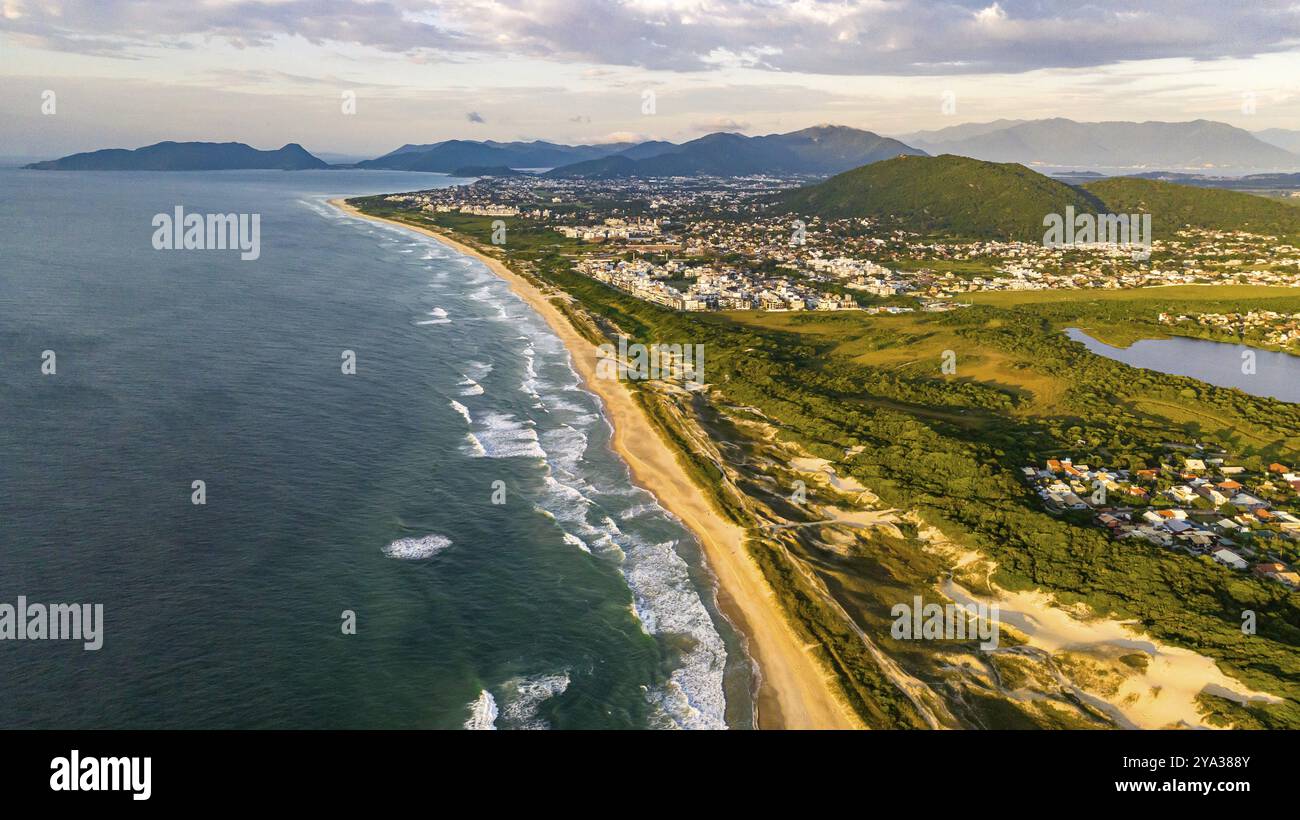 Florianopolis, spiaggia di Campeche all'alba. Brasile. Quartiere di Rio Tavares Foto Stock