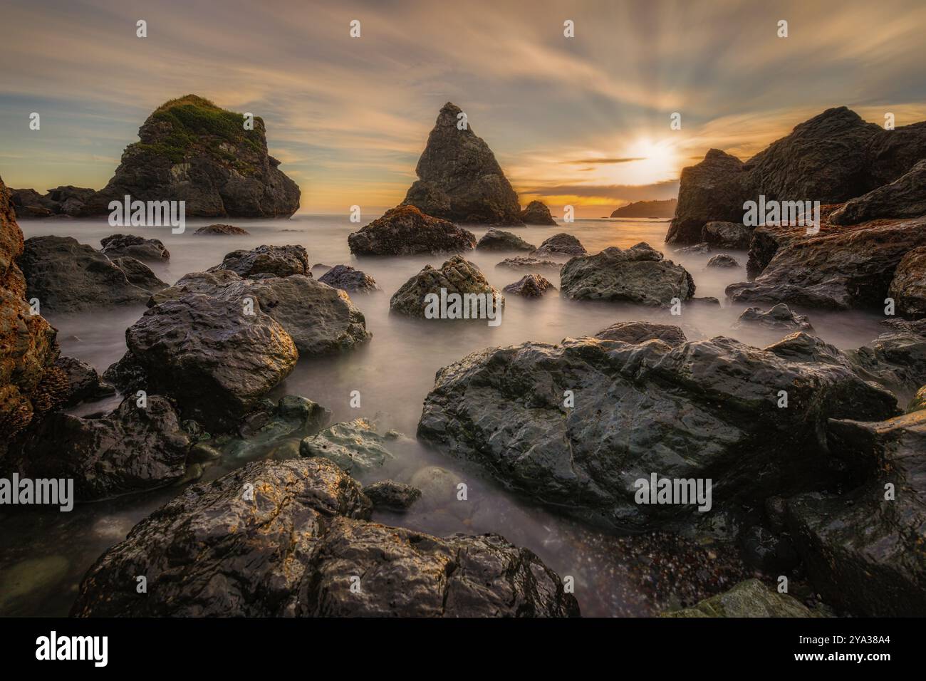 Un bellissimo paesaggio marino su una spiaggia della California settentrionale Foto Stock