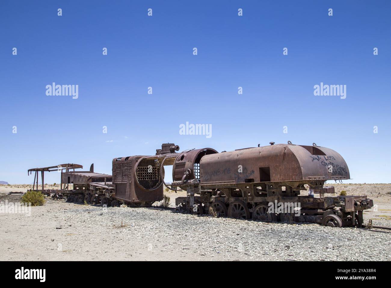 Uyuni, Bolivia, 1 novembre 2015: Vecchie e arrugginenti carrozze ferroviarie antiche al cimitero dei treni, Sud America Foto Stock