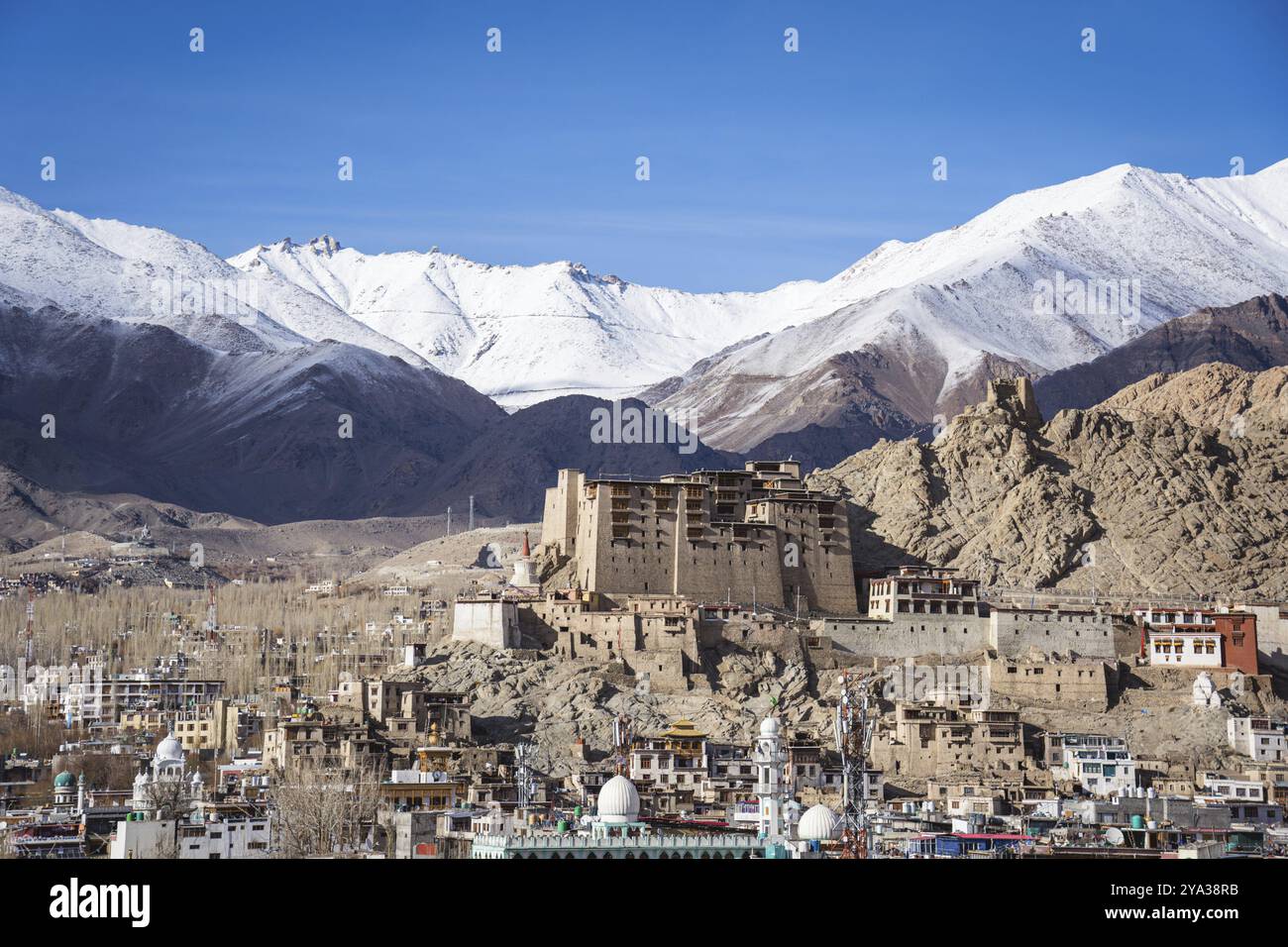 Leh, India, 02 aprile 2023: Vista della città con il Palazzo Leh e con montagne innevate sullo sfondo, Asia Foto Stock