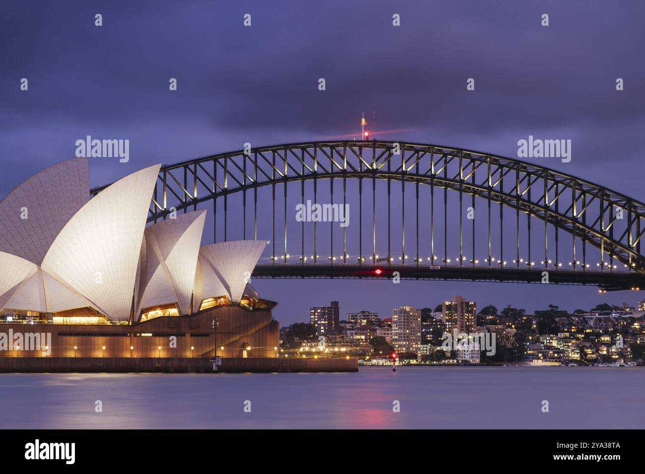 SYDNEY, AUSTRALIA, 3 DICEMBRE 2023: Sydney Opera House e Harbour Bridge al crepuscolo durante una tempesta estiva dalla Mrs Macquarie's Chair a Sydney, New Sou Foto Stock