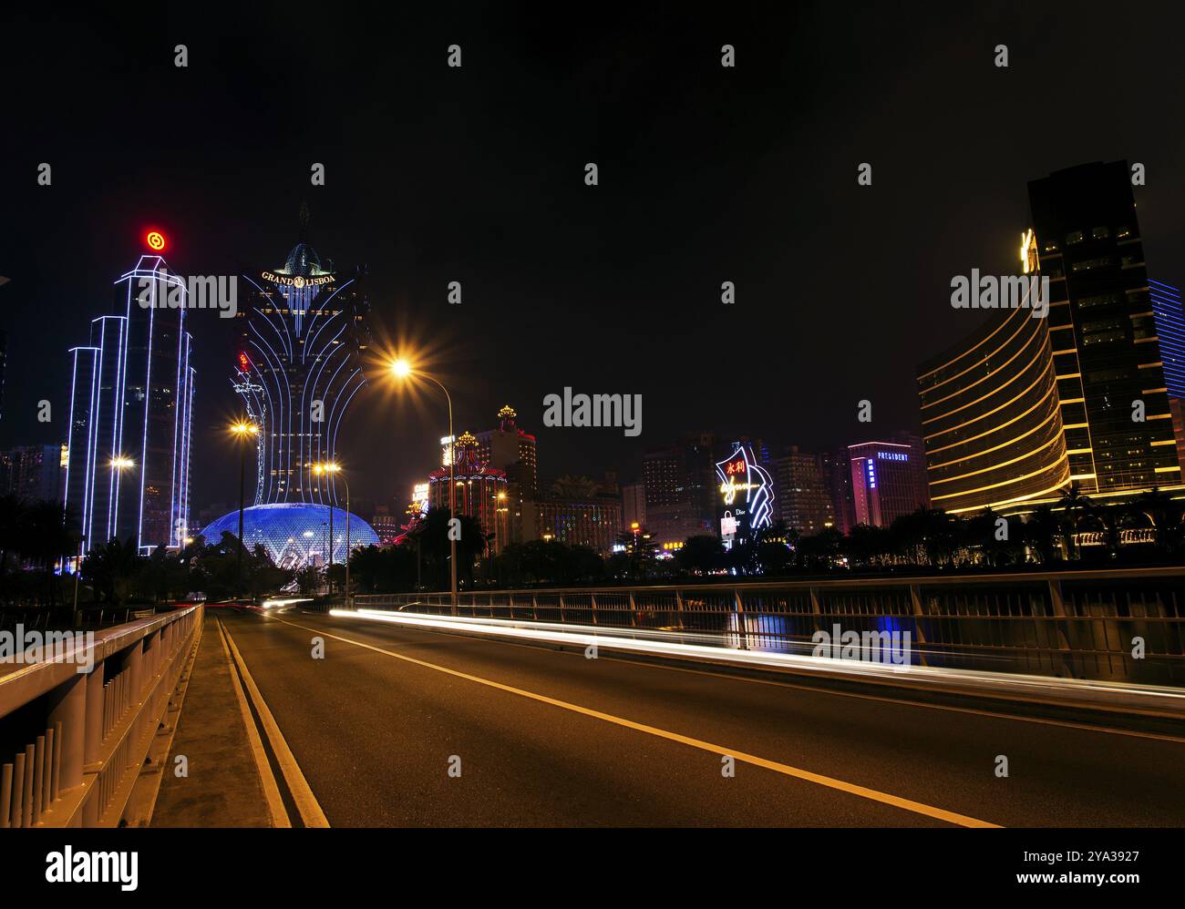 Lo skyline del moderno casinò di macao in cina di notte Foto Stock