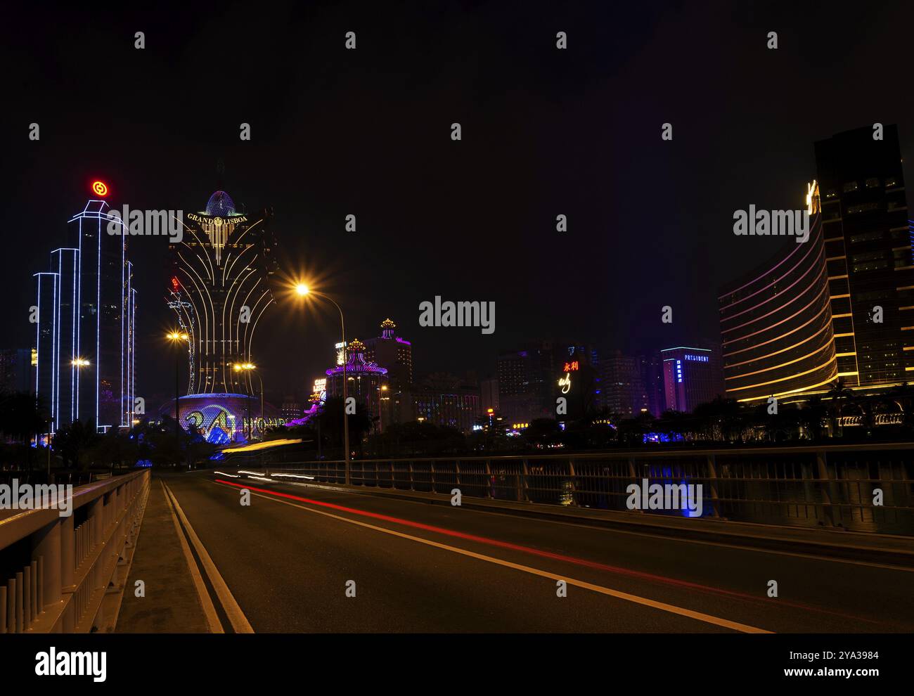 Lo skyline del moderno casinò di macao in cina di notte Foto Stock