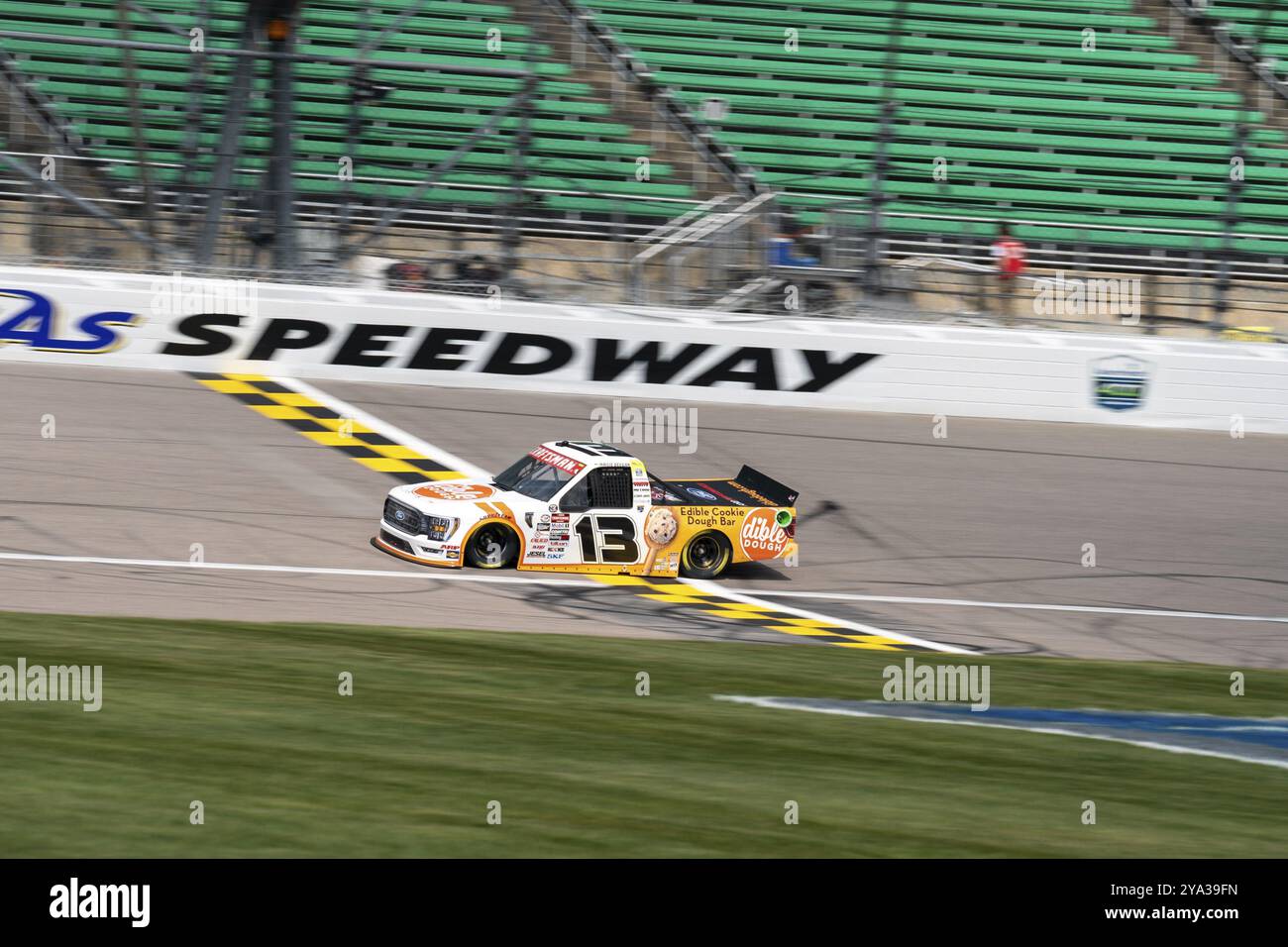 Hailie Deegan, il pilota della NASCAR Craftsman Truck Series, corre per la posizione nel cuore dell'America 200 a Kansas City, KC, Stati Uniti, Nord America Foto Stock