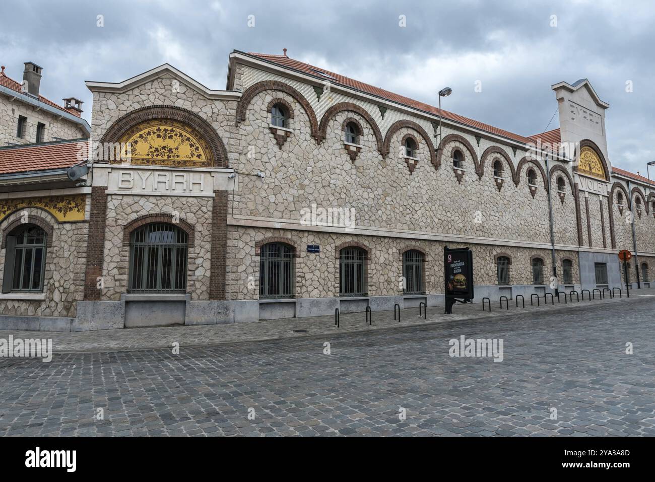 Laeken, regione di Bruxelles capitale, Belgio, 09 26 2019 Vista panoramica sulle facciate del sito in stile art nouveau Byrrh, un ex sito industriale Foto Stock