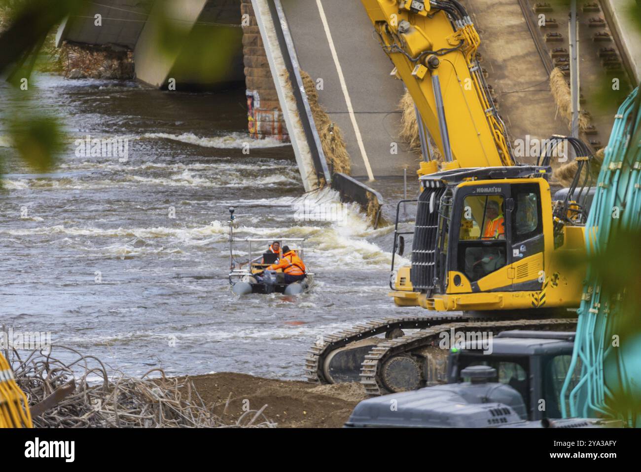 Dopo il crollo di parti del Ponte di Carola, iniziarono i lavori di demolizione sul lato della città Vecchia. Le sezioni del ponte sul lato della città Vecchia sono state smantellate Foto Stock