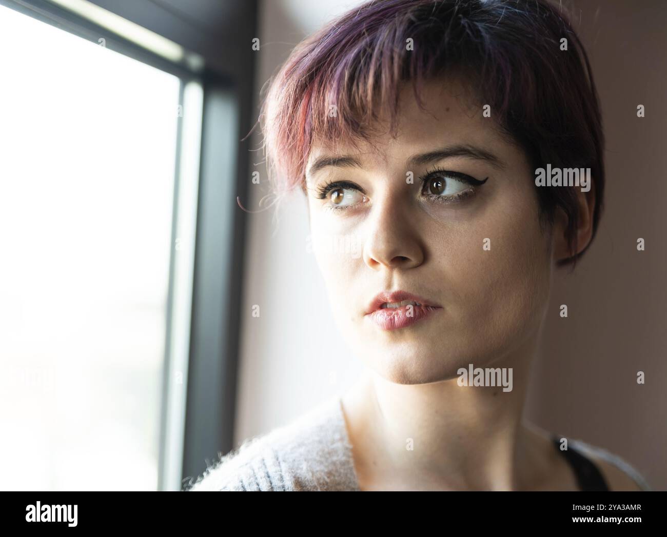 Ritratto di moda domestica di una donna bianca di 23 anni con capelli corti tinti, Bruxelles, Belgio, Europa Foto Stock