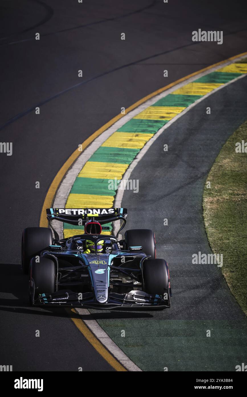 MELBOURNE, AUSTRALIA, 23 MARZO: Lewis Hamilton, Gran Bretagna, guida la Mercedes AMG Petronas F1 Team W15 durante le qualifiche dell'Australia 2024 Foto Stock