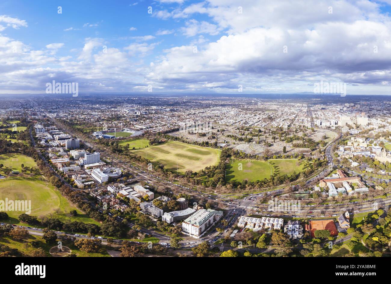 Vista aerea del Royal Park e dell'Ikon Stadium del Carlton Football Club in una fresca giornata invernale da Parkville a Victoria, Australia, Oceania Foto Stock
