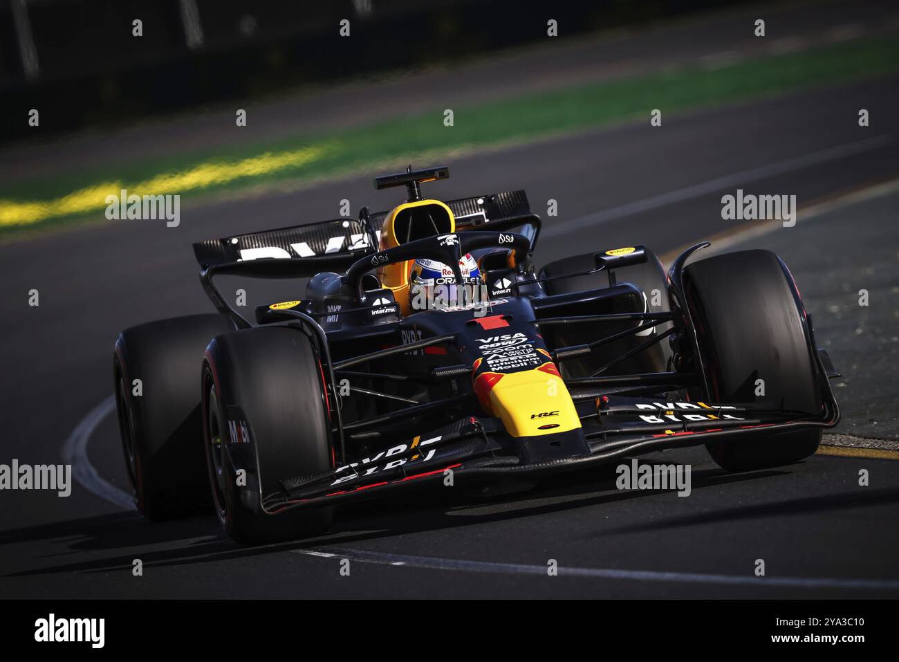 MELBOURNE, AUSTRALIA, 23 MARZO: Max Verstappen dei Paesi Bassi guida la Oracle Red Bull Racing RB20 durante le qualifiche del Gran Premio d'Australia 2024 Foto Stock