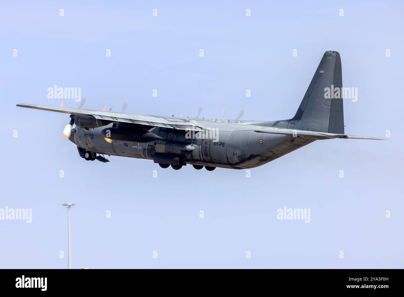 Lockheed C-130H-30 Hercules (L-382) (REG: 5142) decollò dopo una sosta di 1 giorno a Malta. Foto Stock