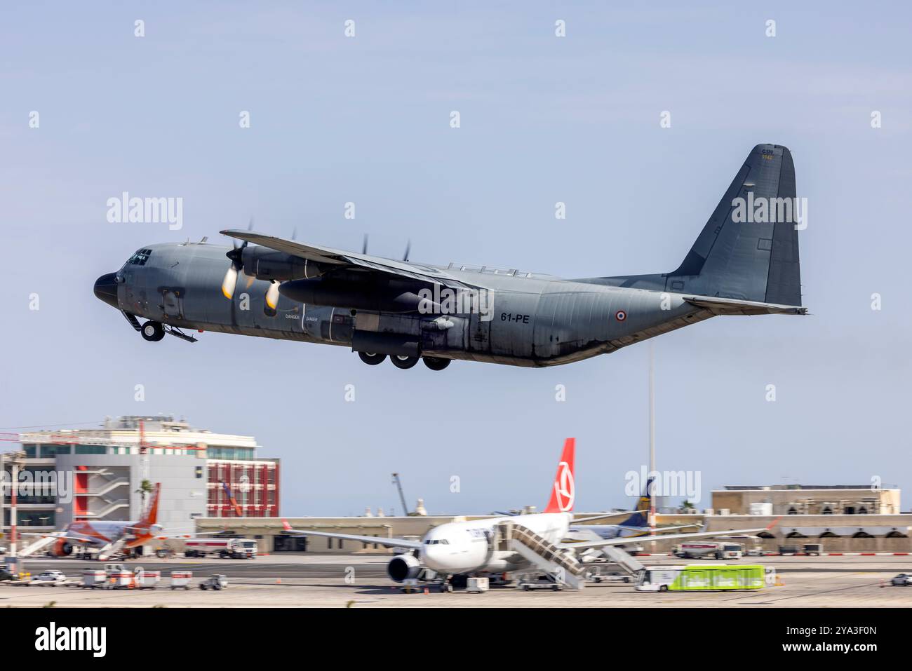 Lockheed C-130H-30 Hercules (L-382) (REG: 5142) decollò dopo una sosta di 1 giorno a Malta. Foto Stock