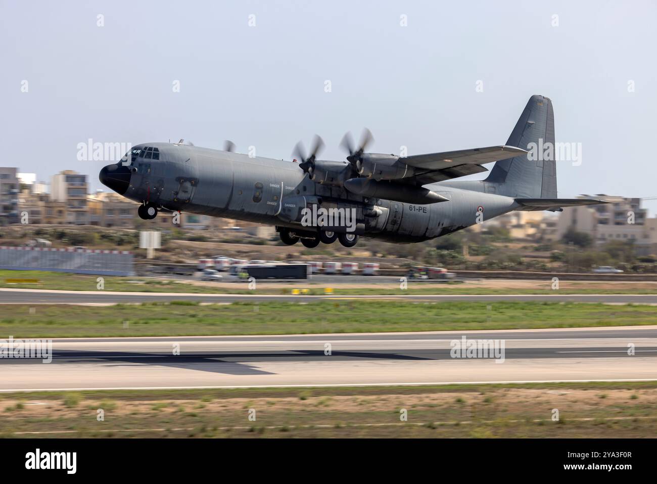 Lockheed C-130H-30 Hercules (L-382) (REG: 5142) decollò dopo una sosta di 1 giorno a Malta. Foto Stock