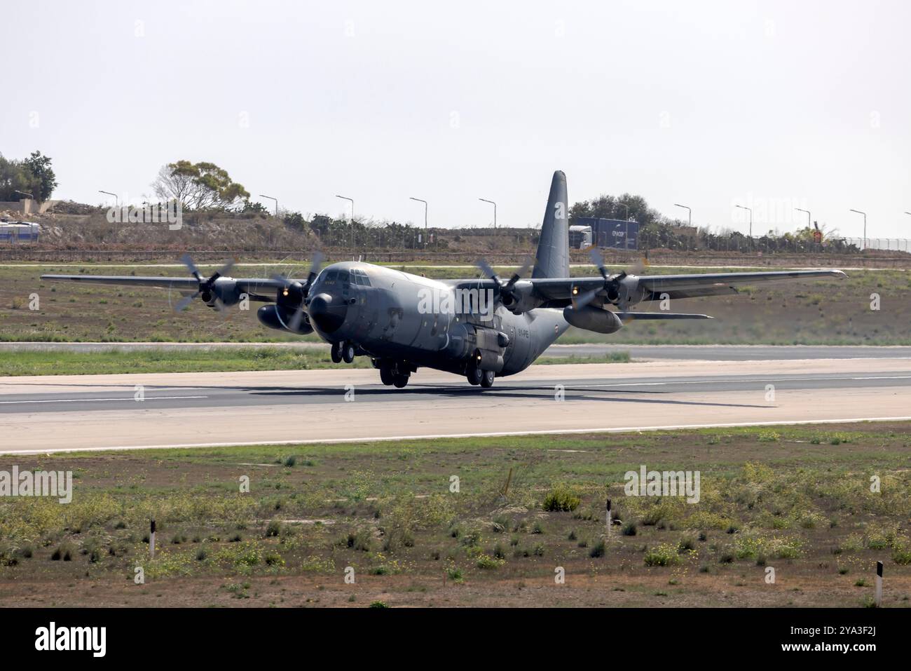 Lockheed C-130H-30 Hercules (L-382) (REG: 5142) decollò dopo una sosta di 1 giorno a Malta. Foto Stock