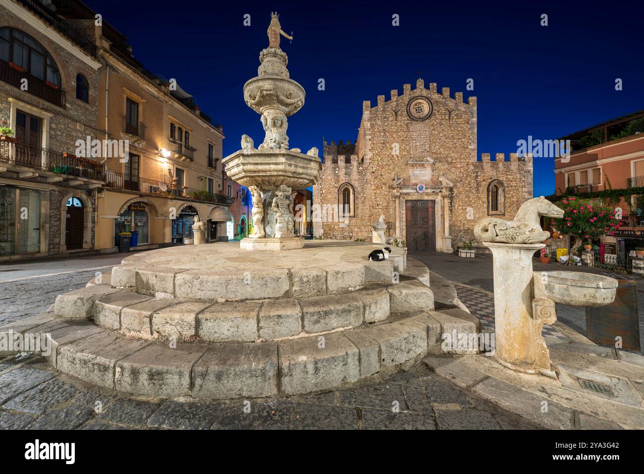 Panorama panoramico di Taormina su Piazza Duomo, una storica piazza medievale con la Cattedrale di Taormina, (Duomo di Taormina), gatto su una fontana in Italia Foto Stock