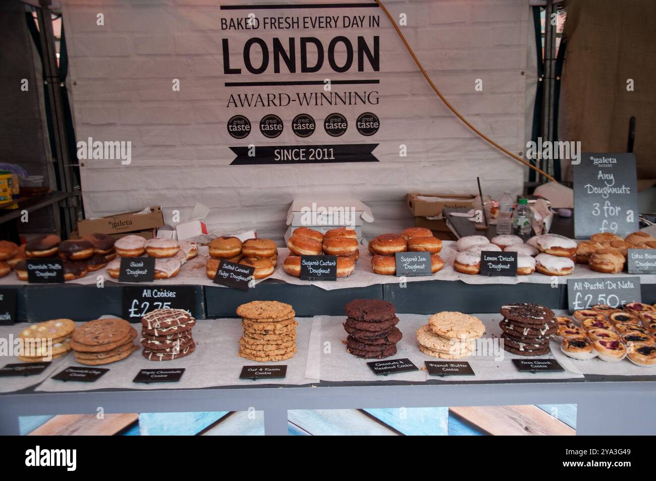 Stallo torta. Farmers' Market, Forecourt, stazione di Kings Cross; Camden, Londra, Inghilterra, Regno Unito; zucca per avvicinarsi ad Halloween; Foto Stock