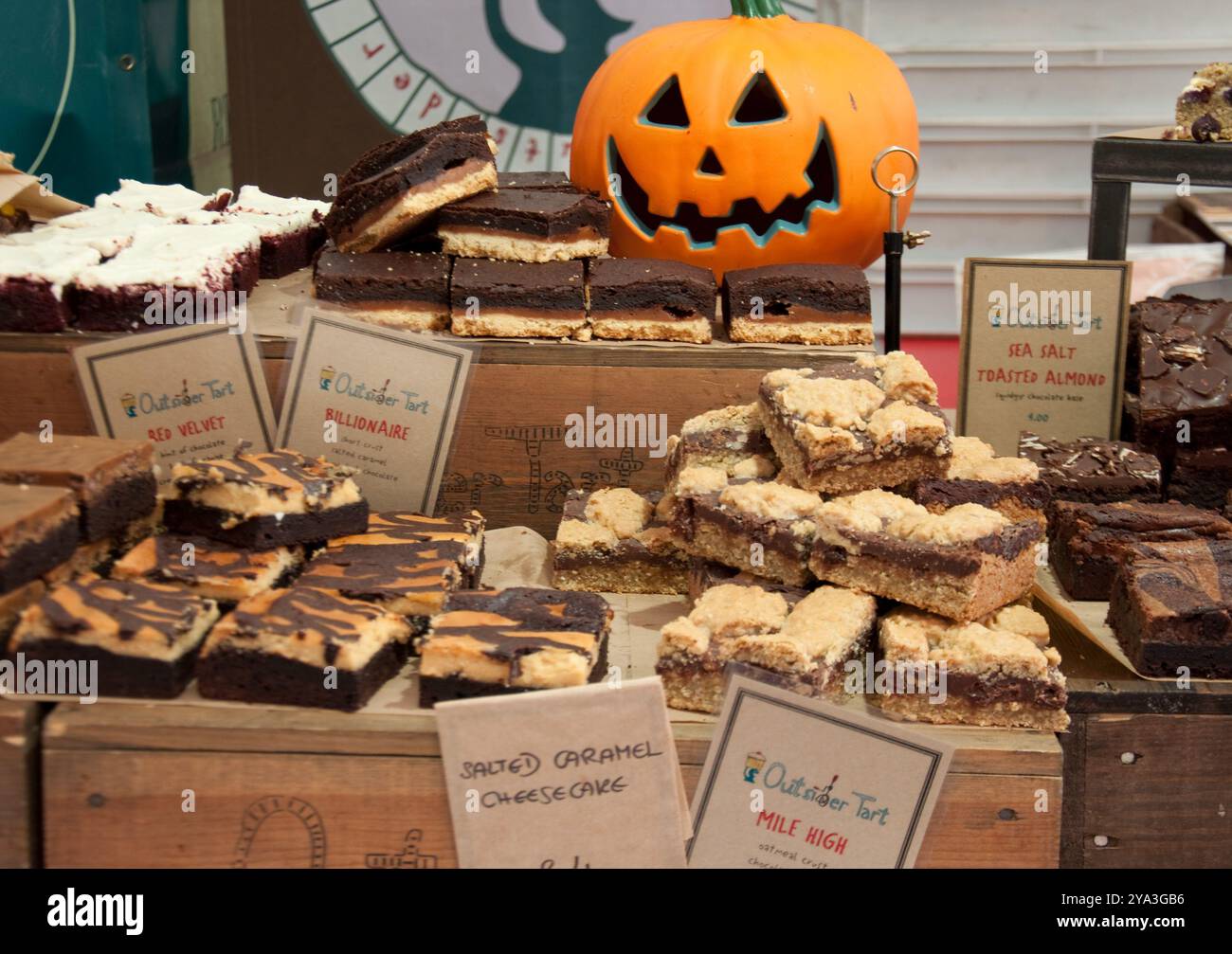 Stallo torta. Farmers' Market, Forecourt, stazione di Kings Cross; Camden, Londra, Inghilterra, Regno Unito; zucca per avvicinarsi ad Halloween; Foto Stock