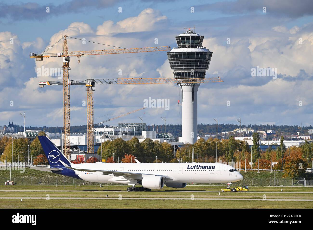 Airbus A 350 900 vor Tower. Lufthansa Passagier Jets am Franz Josef Strauss Flughafen a Monaco di Baviera. *** Airbus A 350 900 di fronte alla torre Lufthansa jet passeggeri presso l'aeroporto Franz Josef Strauss di Monaco di Baviera Foto Stock