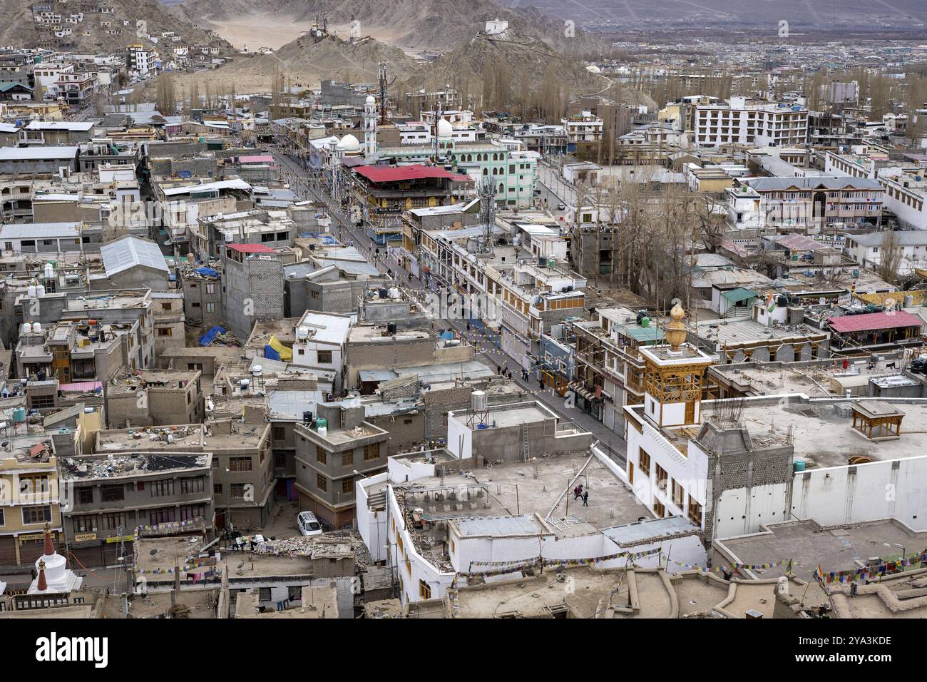 Leh, India, 3 aprile 2023: Vista dall'alto della principale via dello shopping al Main Bazaar nel centro della città, in Asia Foto Stock