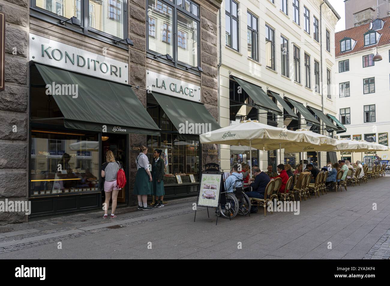 Copenaghen, Danimarca, 31 maggio 2023: Persone sedute fuori dalla pasticceria la Glace nel centro storico della città, in Europa Foto Stock